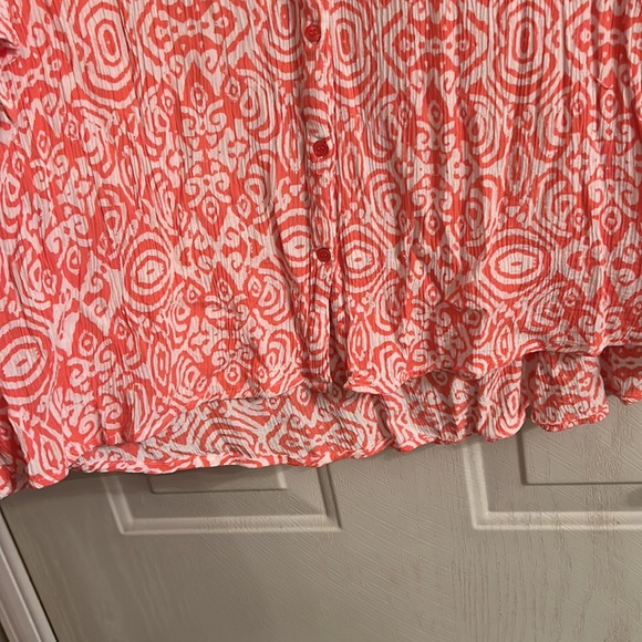 Cathy woman  3 X coral and white flowy button down shirt - Picture 5 of 9